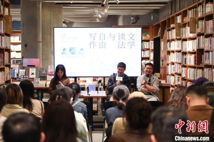 《至少還有文學》推出：在今天，我們?yōu)槭裁催€需要文學？