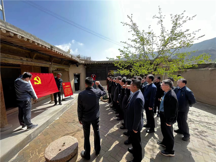 圖為臨夏州紀(jì)委監(jiān)委組織黨員干部在東鄉(xiāng)縣布塄溝黨史教育基地開展革命教育活動(dòng)，賡續(xù)紅色血脈、汲取奮進(jìn)力量、激發(fā)干事熱情。.png