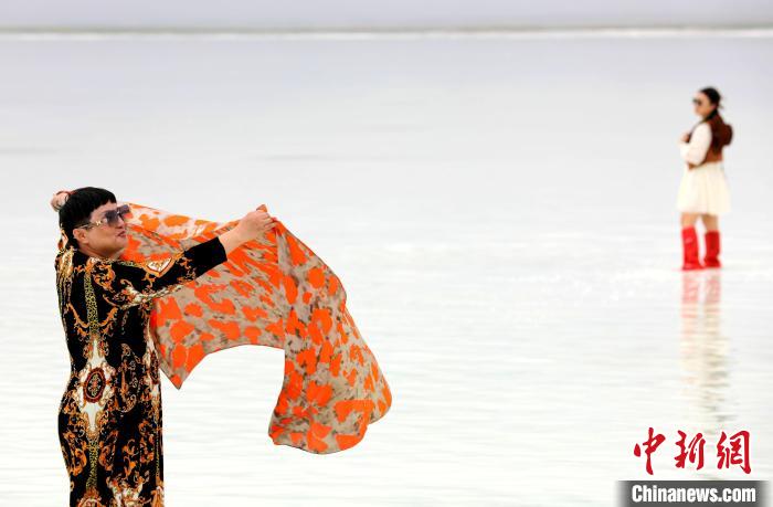 圖為游客在茶卡鹽湖拍照。　薛蒂 攝