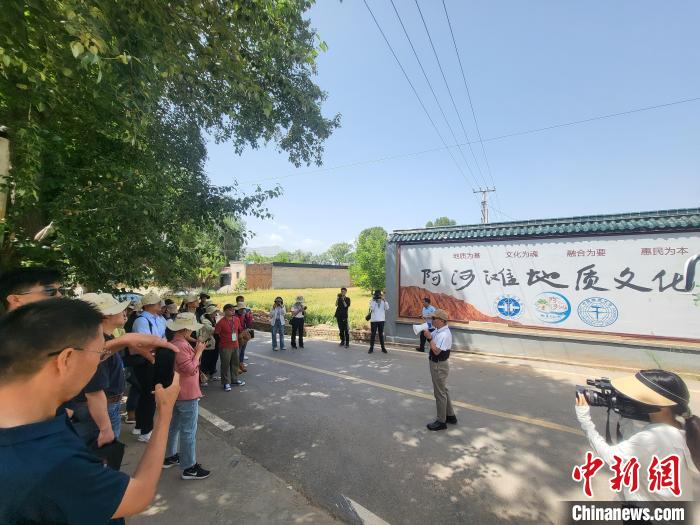 圖為中國(guó)地質(zhì)大學(xué)(北京)教授張緒教介紹村落情況?！『衍?攝