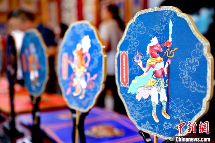 圖為唐卡延伸產(chǎn)品?！⊙Φ?攝