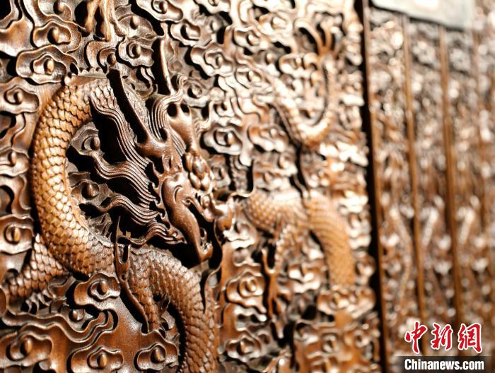 圖為青海永錄民俗博物館內(nèi)珍藏的中式家具細節(jié)展示?！⊙Φ?攝