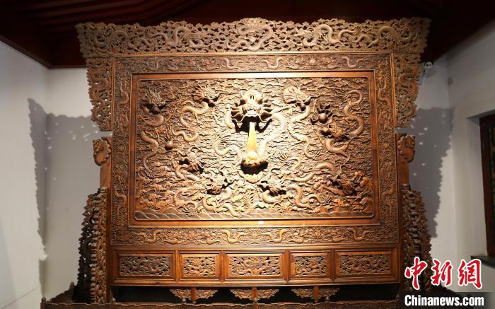 圖為青海永錄民俗博物館內(nèi)珍藏的中式家具?！⊙Φ?攝