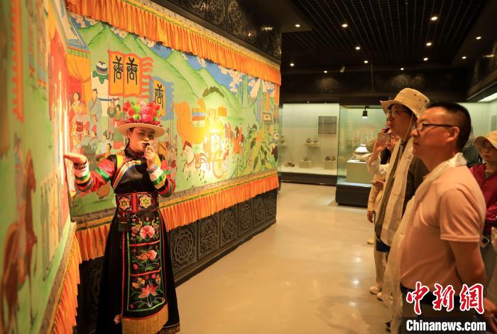 圖為媒體記者了解土族文化。　薛蒂 攝