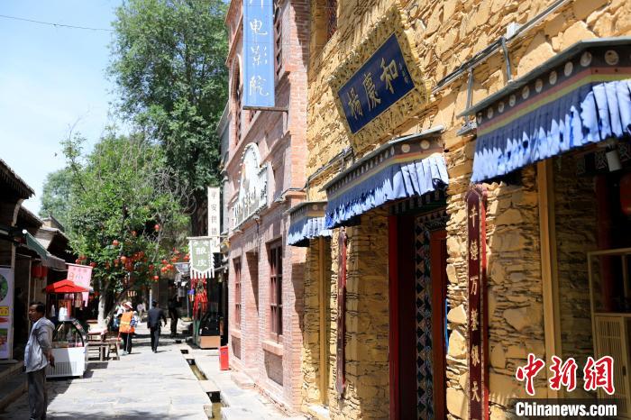 圖為平安驛·河湟民俗文化體驗(yàn)地的門店?！⊙Φ?攝