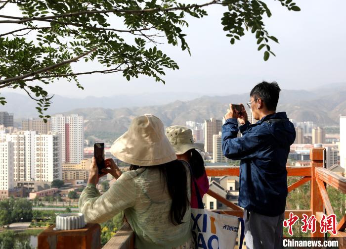 圖為媒體記者登頂朝陽山?！⊙Φ?攝