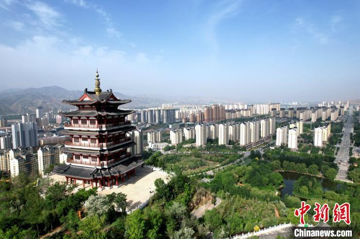 圖為航拍樂都區(qū)朝陽山片區(qū)?！⊙Φ?攝