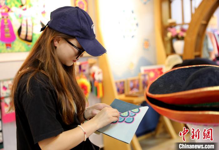 圖為民眾體驗國家級非遺項目盤繡技藝?！⊙Φ?攝