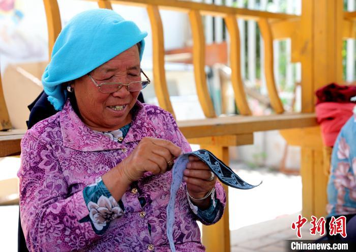 圖為繡娘在土族盤繡園內(nèi)制作盤繡。　薛蒂 攝