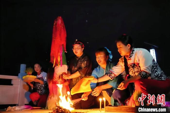 持續(xù)七天八夜的乞巧節(jié)正在西漢水上游的甘肅省西和縣進(jìn)行。西和縣姜席鎮(zhèn)晚霞湖畔，民眾“巧頭”點(diǎn)蠟、炷香、焚裱紙、跪拜，準(zhǔn)備將“巧娘娘”請(qǐng)進(jìn)院。魏朵朵 攝