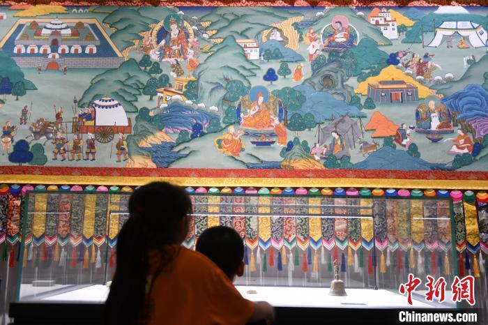 8月20日，兩名小觀眾參觀大型歷史題材卷軸唐卡“涼州會(huì)盟”?！〈魑牟?攝