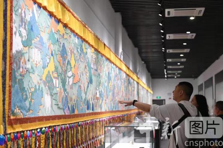 圖為觀眾參觀唐卡《涼州會盟》。 中新社記者 戴文昌 攝