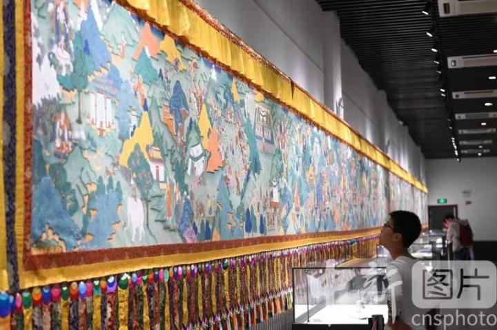 圖為一名小朋友觀看唐卡《涼州會盟》。 中新社記者 戴文昌 攝