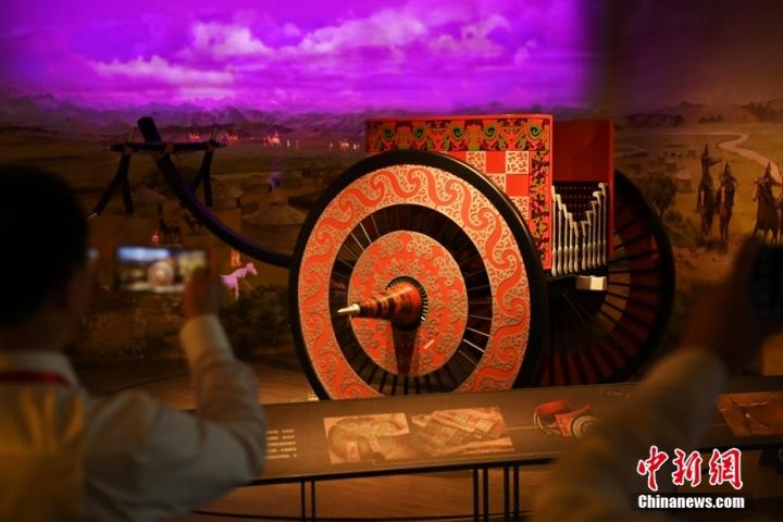 8月16日，甘肅省天水市張家川回族自治縣馬家塬車輿博物館內(nèi)，游客拍攝等比例的戰(zhàn)國(guó)西戎車輿復(fù)制品。