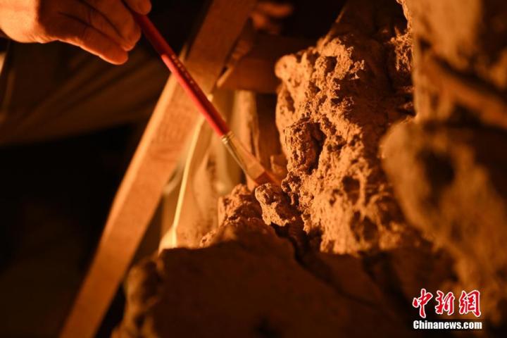 8月25日，文物修復師牟常有進行文物修復工作。
