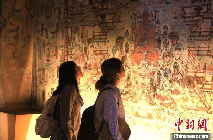 2023年8月27日，游客在甘肅省敦煌市博物館參觀文物展。張曉亮 攝(資料圖)