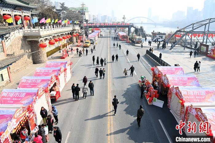 1月30日，蘭州黃河畔的年貨集市吸引顧客選購(gòu)年貨。九美旦增 攝</p><p>