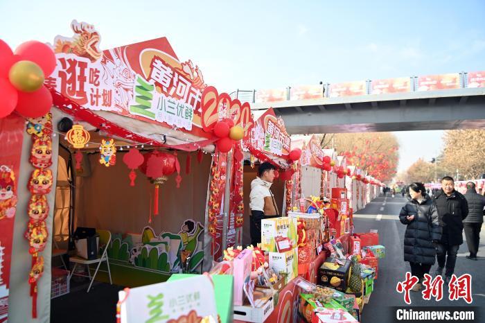 1月30日，蘭州黃河畔的年貨集市吸引顧客選購(gòu)年貨。九美旦增 攝</p><p>