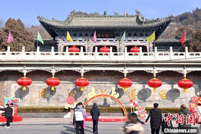 1月30日，裝扮一新的蘭州白塔山公園節(jié)日氛圍濃厚。九美旦增 攝</p><p>