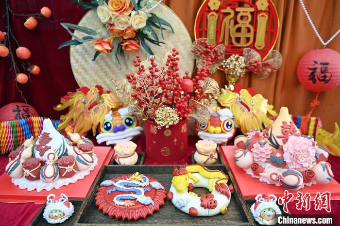 1月25日，春節(jié)臨近，蘭州一花饃店“龍”元素花饃熱銷。圖為展出的“龍”元素花饃。九美旦增 攝