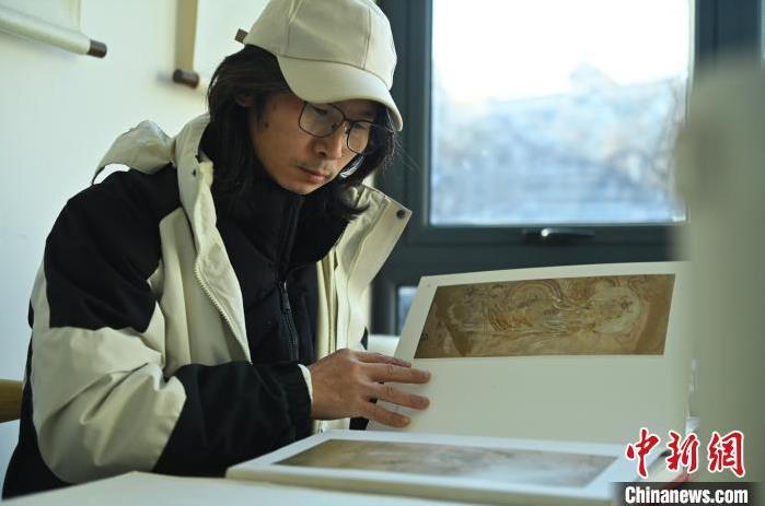 圖為季茂杰研究敦煌文化相關(guān)書籍。李亞龍 攝</p>
<p>