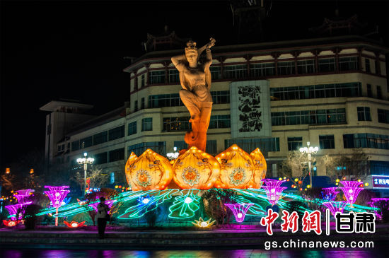 2024年春節(jié)期間，敦煌市中心盤旋路上的反彈琵琶燈組。王斌銀 攝