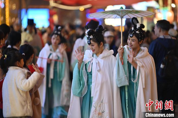 圖為街區(qū)人員著傳統(tǒng)服飾與游人互動(dòng)。李亞龍 攝</p>
<p>