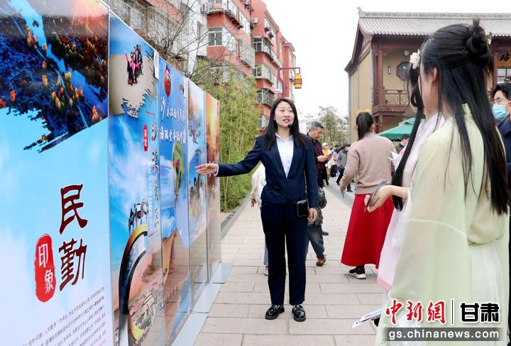3月下旬，民勤縣在天水啟漢樓廣場舉行推介會，宣傳本地旅游資源和農(nóng)特優(yōu)產(chǎn)品。圖為工作人員向游客介紹民勤自然風(fēng)光、歷史文化。馬愛彬 攝