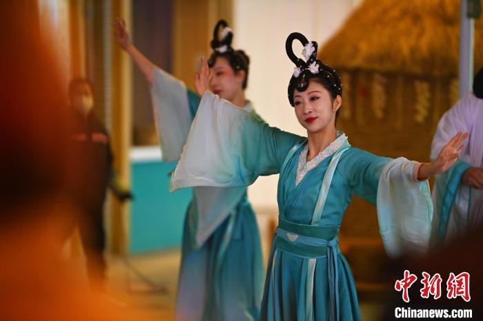 圖為工作人員進行舞蹈表演。李亞龍 攝</p><p>