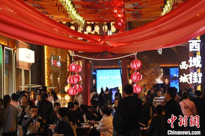 圖為街區(qū)現場游客絡繹不絕。李亞龍 攝</p><p>