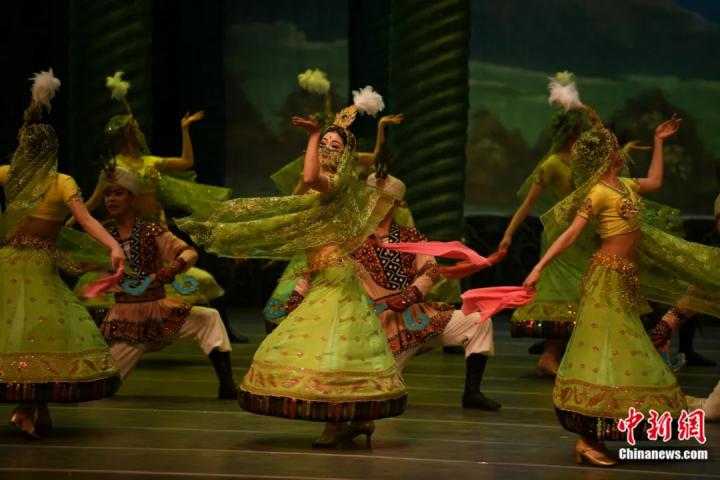 2024年2月23日晚，中國(guó)經(jīng)典舞劇《絲路花雨》在甘肅蘭州演出恭賀新春。李亞龍 攝