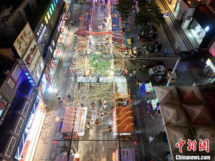 圖為明清街夜市燈光點亮具有武威文化元素的“銅奔馬”彩燈。(無人機(jī)照片) 　戴文昌 攝</p><p>