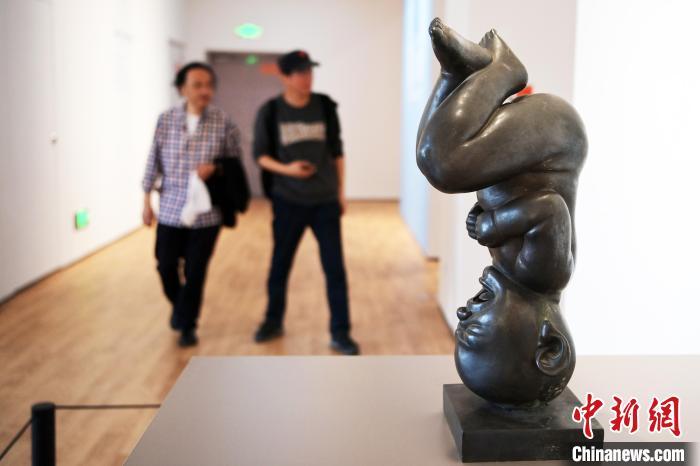 5月21日，觀眾參觀“絲路印跡”雕塑藝術(shù)作品展展出的雕塑作品。九美旦增 攝</p>
<p>