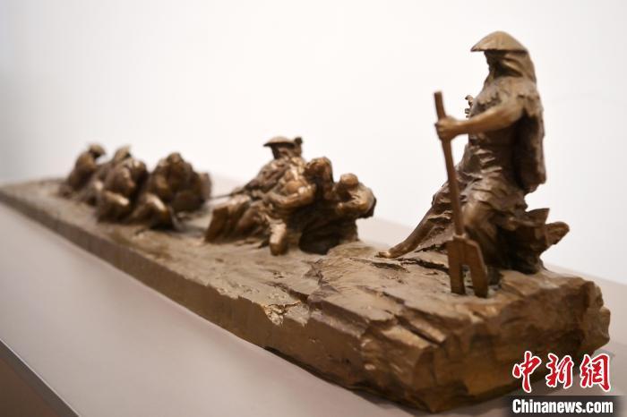 5月21日，在“絲路印跡”雕塑藝術(shù)作品展展出的作品《治水為民·禹德九州》。九美旦增 攝</p>
<p>