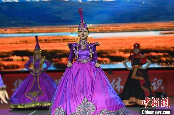 圖為開幕式現(xiàn)場(chǎng)蒙古族服飾秀。李亞龍 攝</p>
<p>