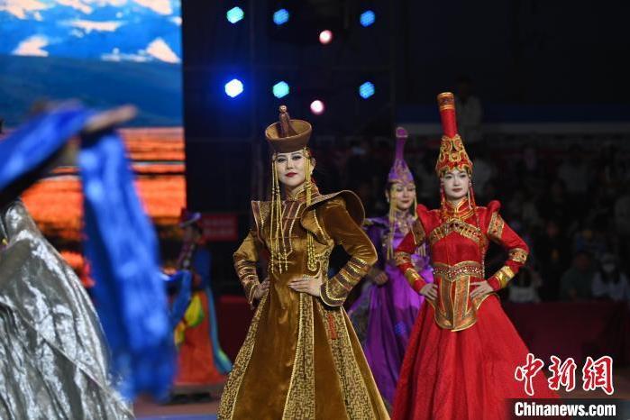 圖為開幕式現(xiàn)場(chǎng)蒙古族服飾秀。李亞龍 攝</p>
<p>