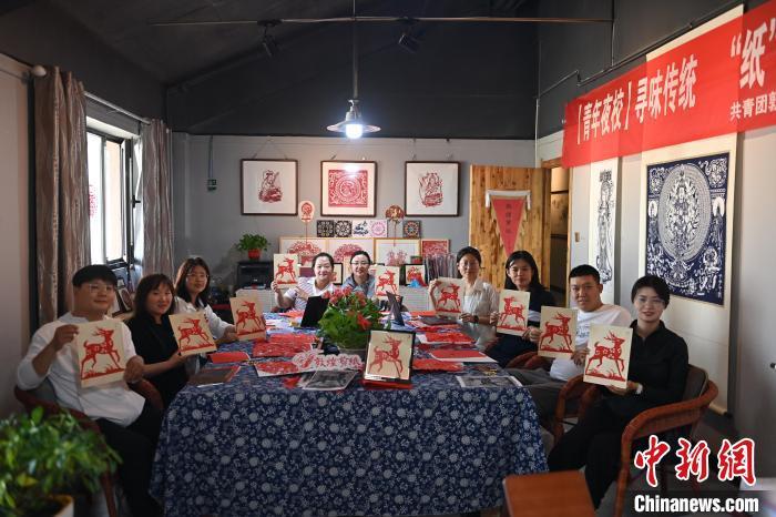 6月6日，在甘肅敦煌青年夜校課程中，青年學(xué)員展示學(xué)習(xí)敦煌非遺剪紙的成果。