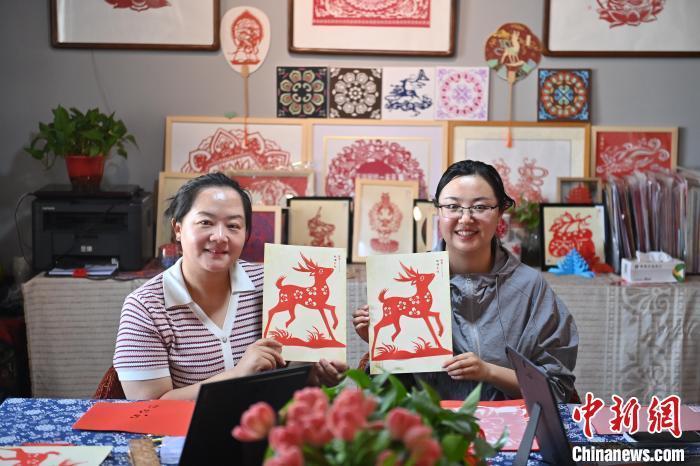 6月6日，在甘肅敦煌青年夜校課程中，青年學(xué)員展示學(xué)習(xí)敦煌非遺剪紙的成果。李亞龍 攝　　