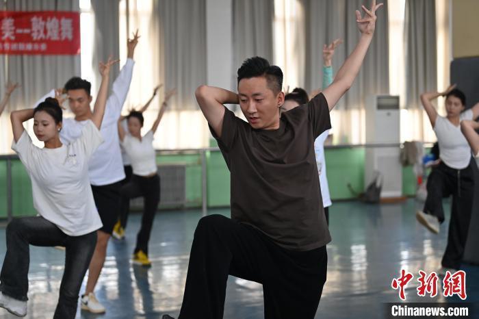 6月6日，在甘肅敦煌青年夜校課程中，青年學(xué)員學(xué)習(xí)敦煌舞課程。李亞龍 攝　　