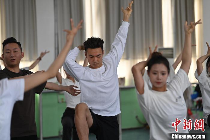 6月6日，在甘肅敦煌青年夜校課程中，青年學(xué)員學(xué)習(xí)敦煌舞課程。李亞龍 攝　　