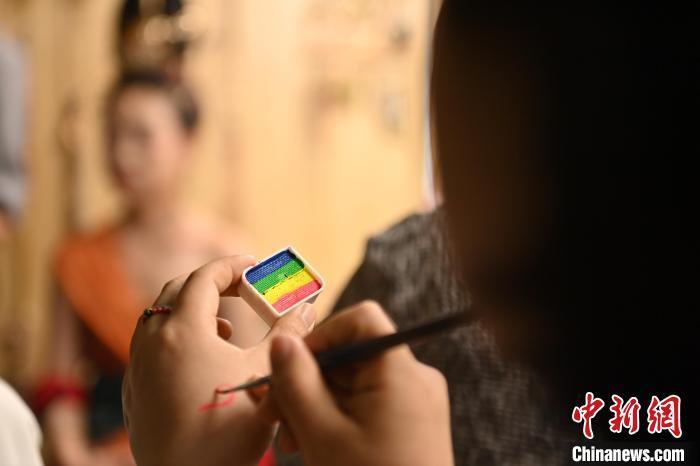 6月6日，在甘肅敦煌青年夜校課程中，青年學(xué)員學(xué)習(xí)敦煌美妝課程。李亞龍 攝　　