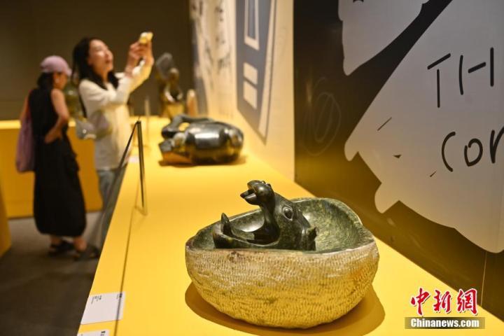 圖為該藝術(shù)展展陳的蛇紋石作品《河馬池》。中新社記者 李亞龍 攝