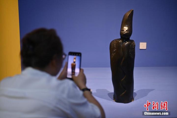 圖為游客拍攝蛇紋石作品《貴婦人》。中新社記者 李亞龍 攝