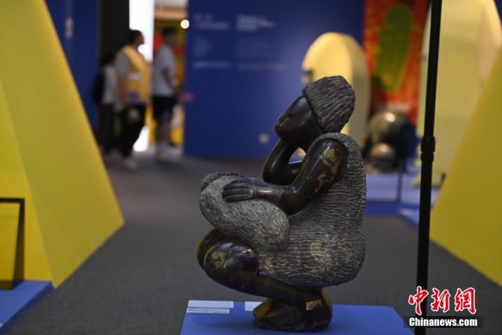 圖為游客參觀藝術(shù)展。中新社記者 李亞龍 攝</p>
<p>