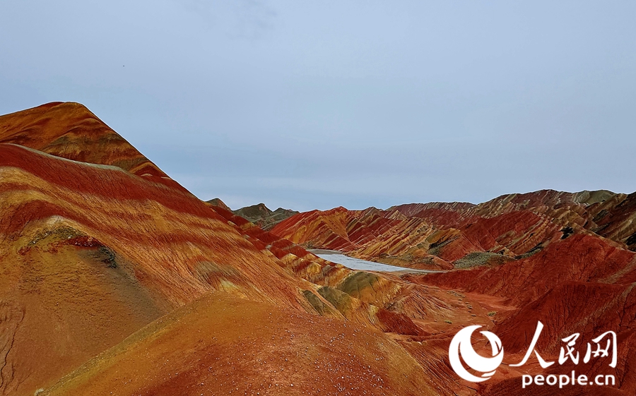 雨后的七彩丹霞，顏色格外艷麗。人民網(wǎng)記者 徐冬兒攝