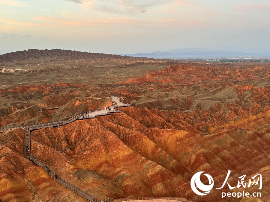 日落時(shí)分，余暉與丹霞交相輝映。人民網(wǎng)記者 徐冬兒攝