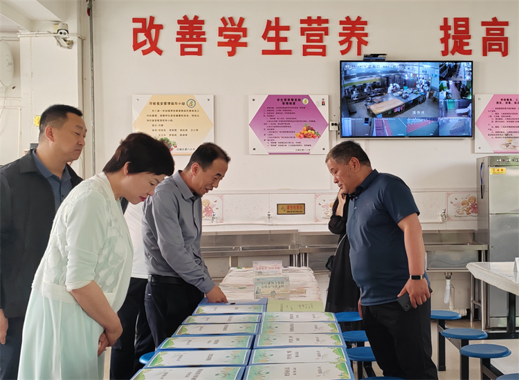 市紀(jì)委監(jiān)委扎實推動開展群眾身邊腐敗和作風(fēng)問題集中整治工作，圖為市紀(jì)委監(jiān)委派駐市教育局紀(jì)檢監(jiān)察組在白銀區(qū)開展“中小學(xué)校園食品安全和膳食經(jīng)費管理”集中整治工作開展情況督查.jpg
