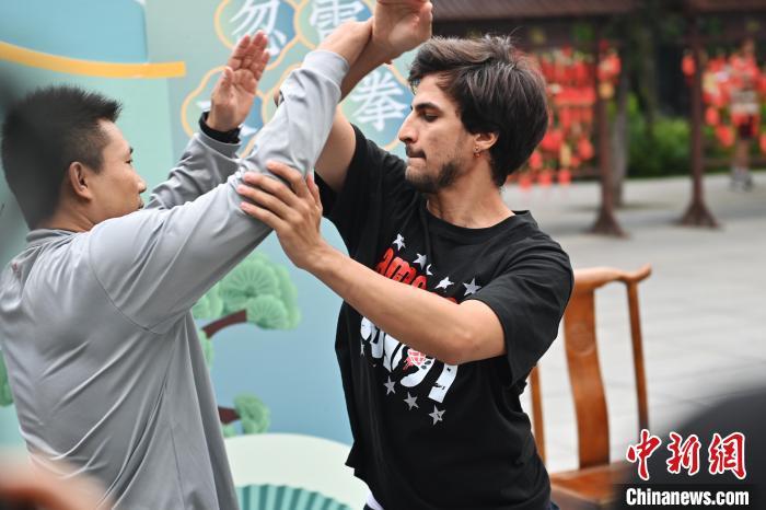 7月14日，甘肅省平?jīng)鍪嗅轻忌骄皡^(qū)內(nèi)，外籍武術(shù)愛好者(右)進(jìn)行忽雷太極拳切磋。7月13日至14日，“2024年北京體育大學(xué)第十五屆國(guó)際武術(shù)比賽交流大會(huì)暨首屆崆峒山國(guó)際武術(shù)大會(huì)”舉行，大會(huì)也在崆峒山景區(qū)進(jìn)行問道崆峒、武術(shù)高級(jí)研修班、崆峒拜師等系列活動(dòng)。中新社記者 李亞龍 攝</p>
<p>