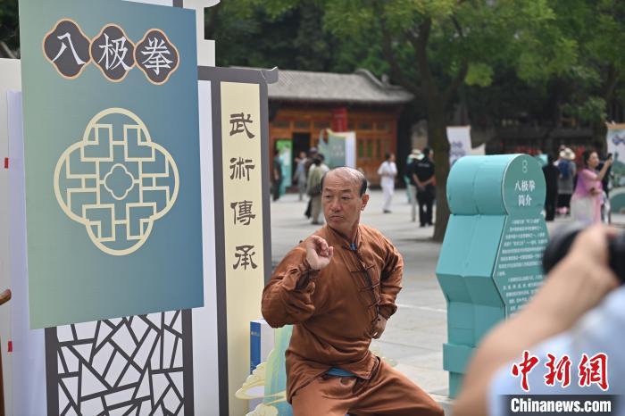 7月14日，甘肅省平?jīng)鍪嗅轻忌骄皡^(qū)內(nèi)，八極拳傳承人展示八極拳。7月13日至14日，“2024年北京體育大學(xué)第十五屆國(guó)際武術(shù)比賽交流大會(huì)暨首屆崆峒山國(guó)際武術(shù)大會(huì)”舉行，大會(huì)也在崆峒山景區(qū)進(jìn)行問道崆峒、武術(shù)高級(jí)研修班、崆峒拜師等系列活動(dòng)。中新社記者 李亞龍 攝</p>
<p>