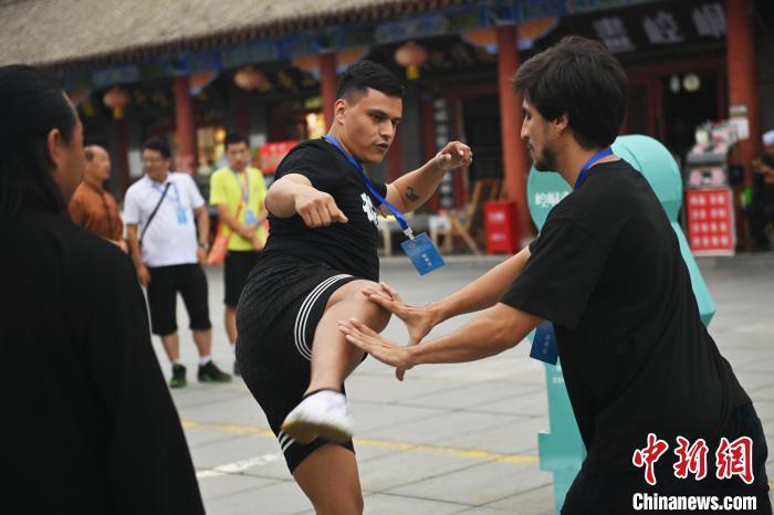 7月14日，甘肅省平?jīng)鍪嗅轻忌骄皡^(qū)內(nèi)，外籍武術(shù)愛好者切磋武藝。7月13日至14日，“2024年北京體育大學(xué)第十五屆國(guó)際武術(shù)比賽交流大會(huì)暨首屆崆峒山國(guó)際武術(shù)大會(huì)”舉行，大會(huì)也在崆峒山景區(qū)進(jìn)行問道崆峒、武術(shù)高級(jí)研修班、崆峒拜師等系列活動(dòng)。中新社記者 李亞龍 攝